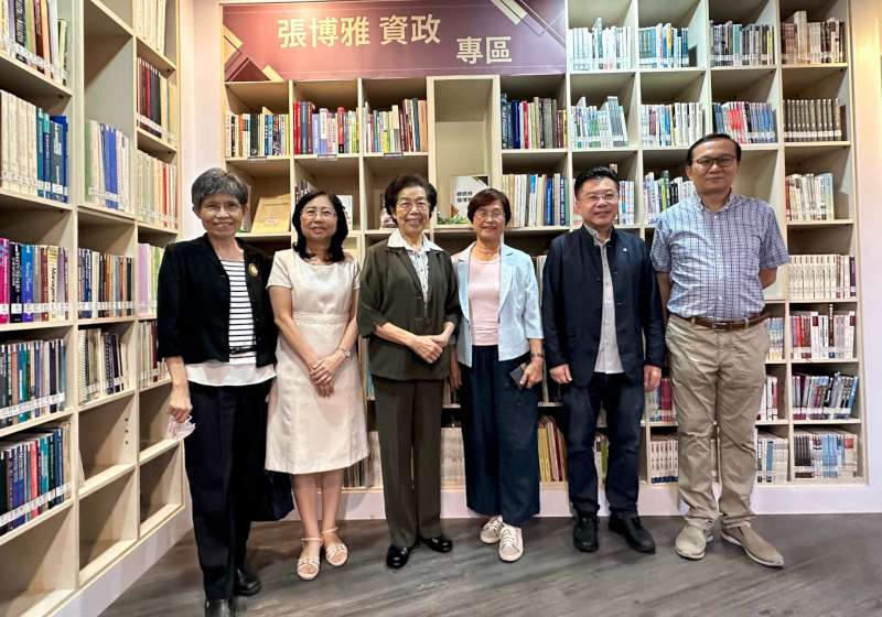 總統府資政張博雅贈書輔英科大典藏 涵蓋公職紀錄、研究論文等近2000冊