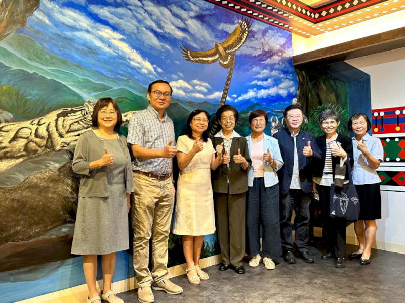 總統府資政張博雅贈書輔英科大典藏 涵蓋公職紀錄、研究論文等近2000冊