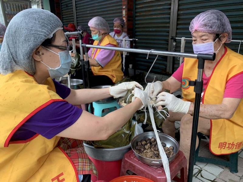 天明功德會費時一週完成4000顆素粽 致贈2200名獨居長者提前賀端午