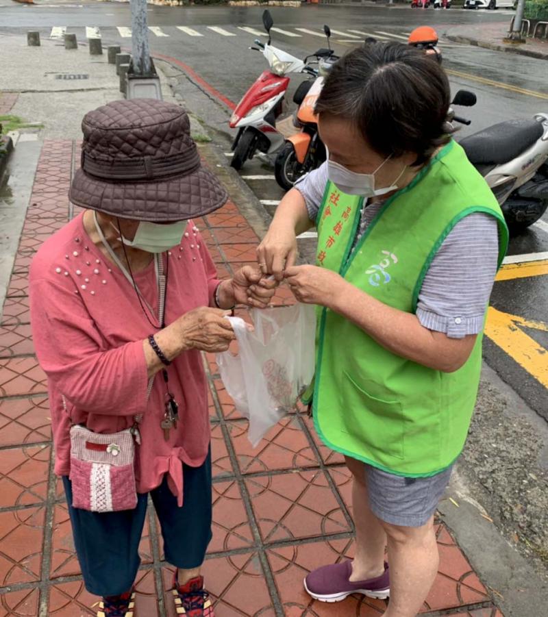 天明功德會費時一週完成4000顆素粽 致贈2200名獨居長者提前賀端午