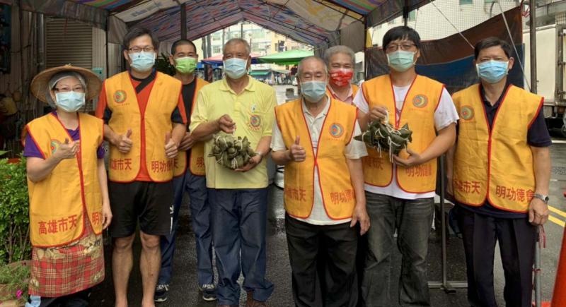 天明功德會費時一週完成4000顆素粽 致贈2200名獨居長者提前賀端午