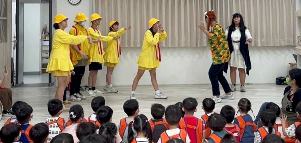 正修科大幼保系家庭社工組大四生巡迴4幼兒園、2社福機構 演繹兒童劇傳達勇氣