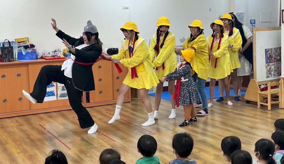 正修科大幼保系家庭社工組大四生巡迴4幼兒園、2社福機構 演繹兒童劇傳達勇氣