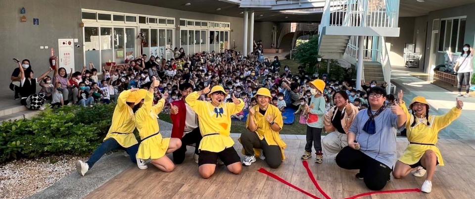 正修科大幼保系家庭社工組大四生巡迴4幼兒園、2社福機構 演繹兒童劇傳達勇氣