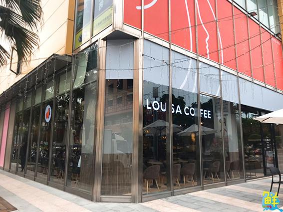 南臺灣首家路易莎微型圖書館 超吸睛!大面書牆與咖啡結合