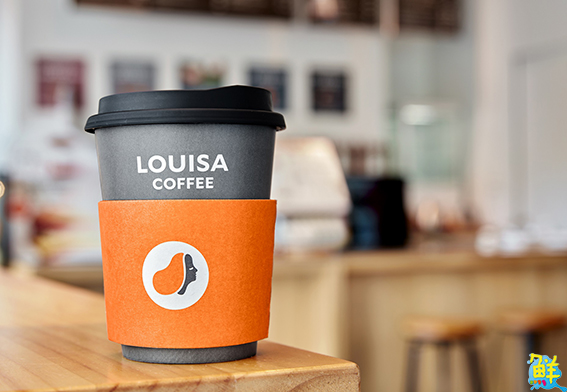 南臺灣首家路易莎微型圖書館 超吸睛!大面書牆與咖啡結合