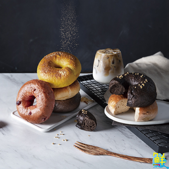 南臺灣首家路易莎微型圖書館 超吸睛!大面書牆與咖啡結合