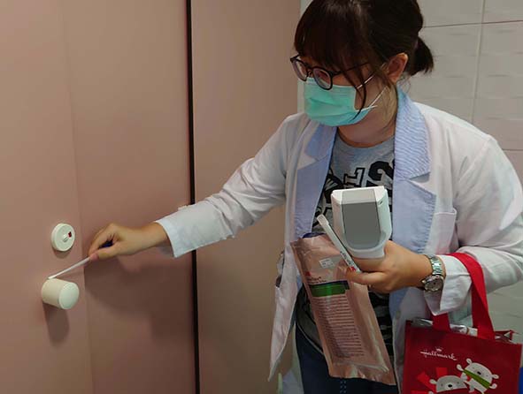 大同醫院加密清消公廁等場域強化防疫 冷光反應檢測客觀呈現環境病菌數