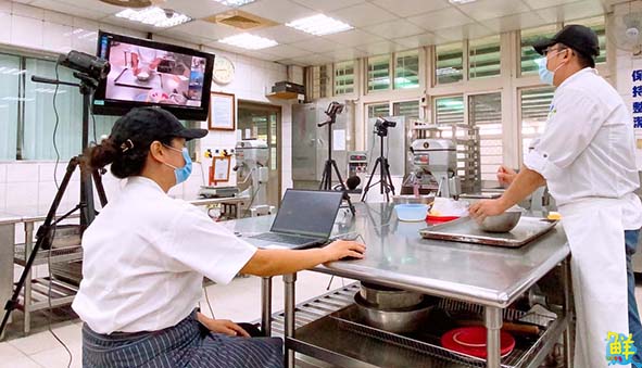 高英工商防疫改採遠距教學跨越暑假 三機同步直播搭配雙教師上線授課