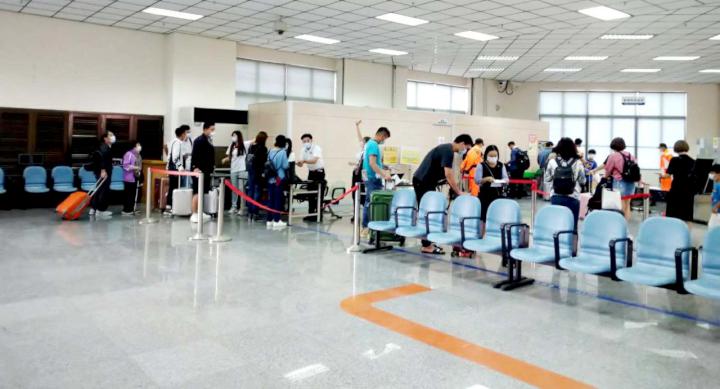 華岡集團東聯航運麗娜輪台南安平港首航馬公 臺灣高雄港務協助疏運