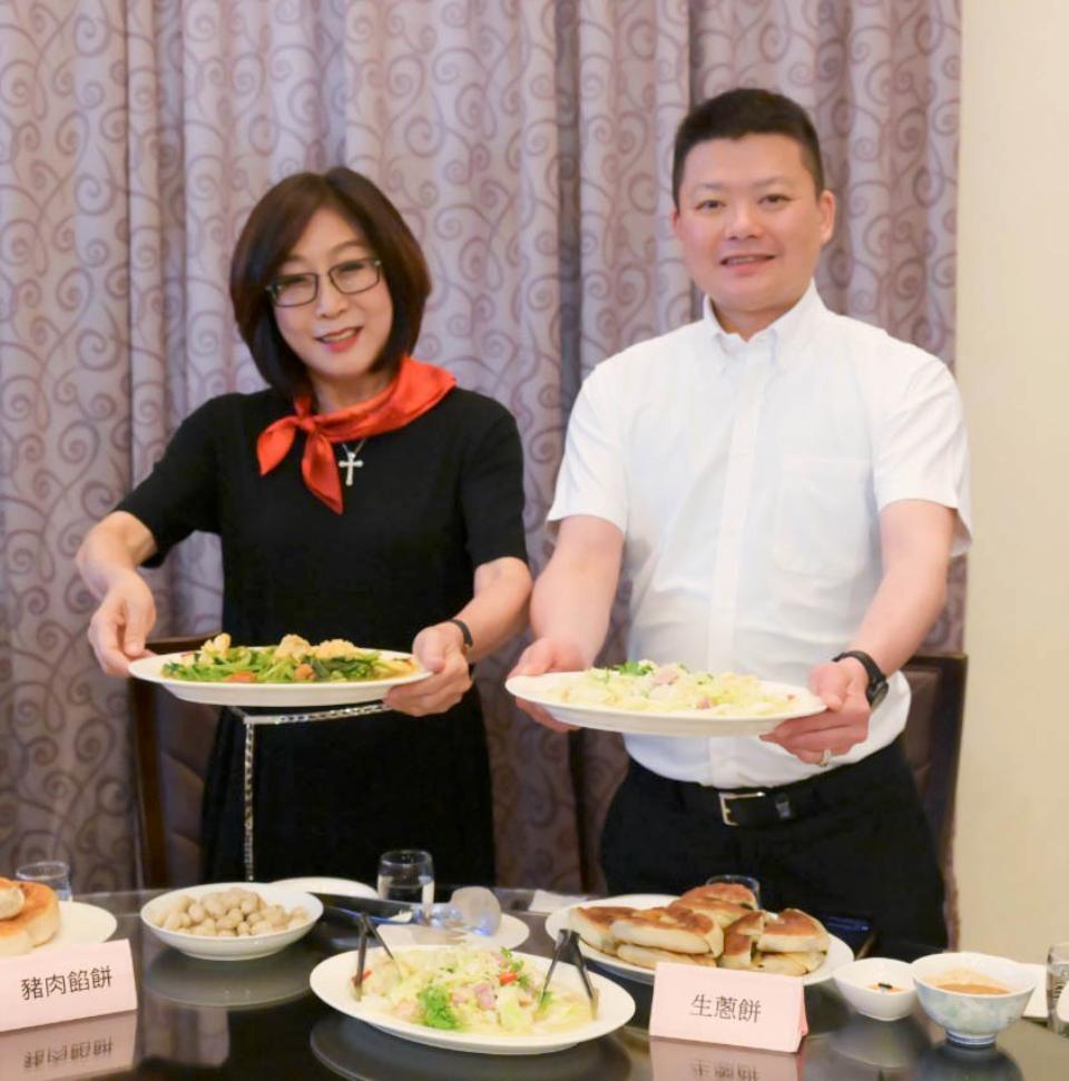 高市議會正副議長康裕成、曾俊傑PK炒青菜 款待備詢警消環衛單位首長