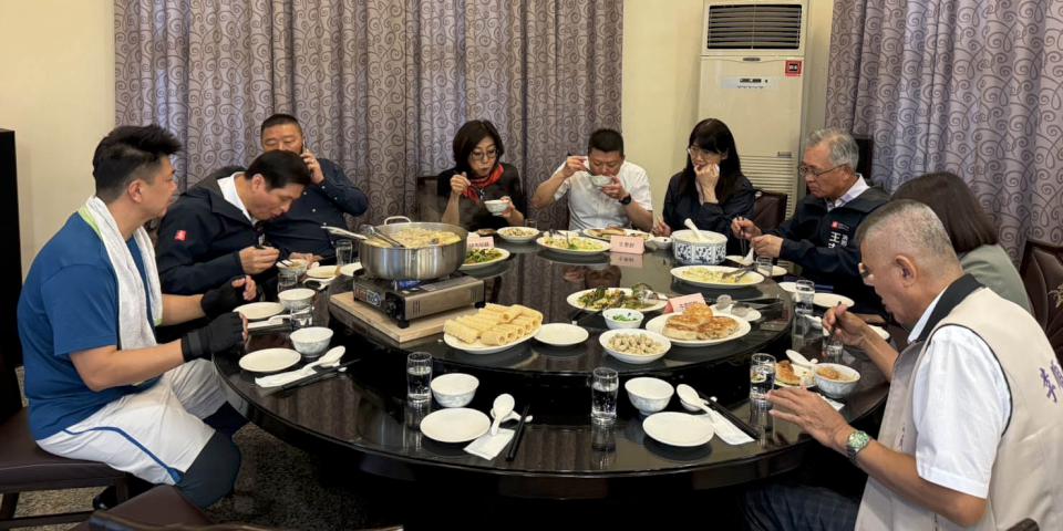 高市議會正副議長康裕成、曾俊傑PK炒青菜 款待備詢警消環衛單位首長