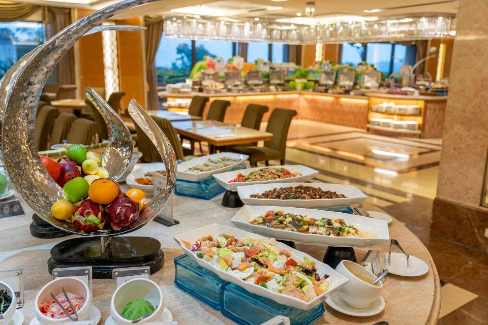 義大天悅飯店住房專案致敬軍警消等人員 百匯自助餐廳晚餐第2人半價