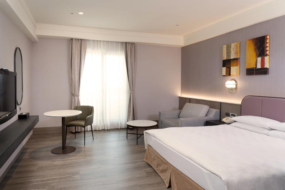 義大天悅飯店住房專案致敬軍警消等人員 百匯自助餐廳晚餐第2人半價