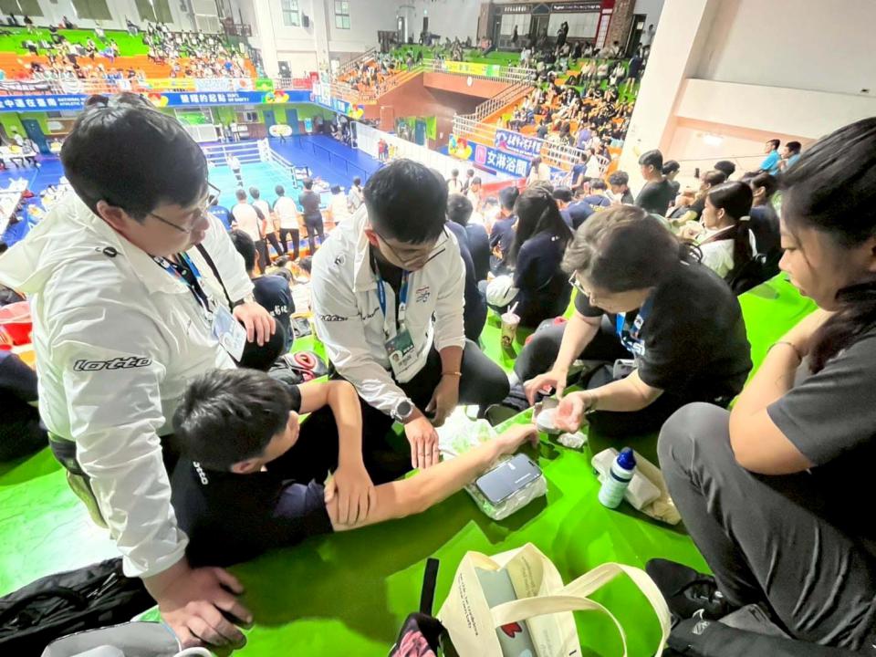 高市阿蓮國中舉重教練洪秀玲、鳳甲國中自由車選手陳品華 114年全中運展堅持勇氣