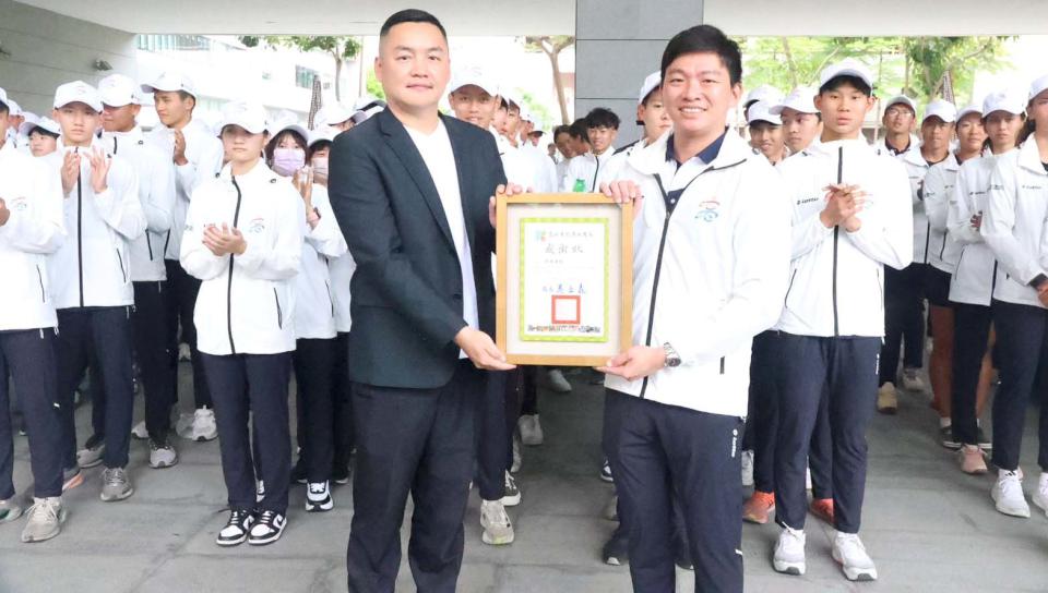 高市阿蓮國中舉重教練洪秀玲、鳳甲國中自由車選手陳品華 114年全中運展堅持勇氣