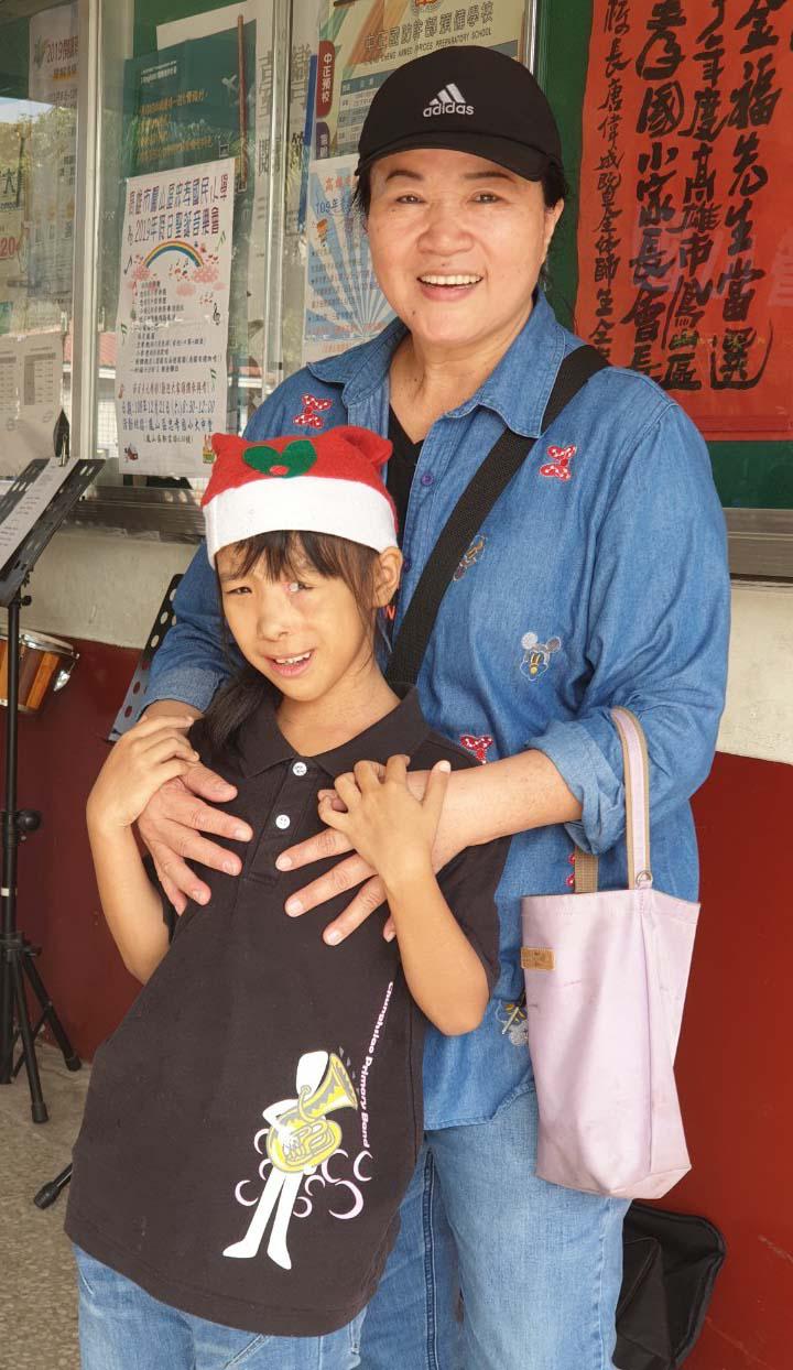 高市鳳山區忠孝國小生許靖唯克服眼疾展現音樂潛能 榮膺2020總統教育獎