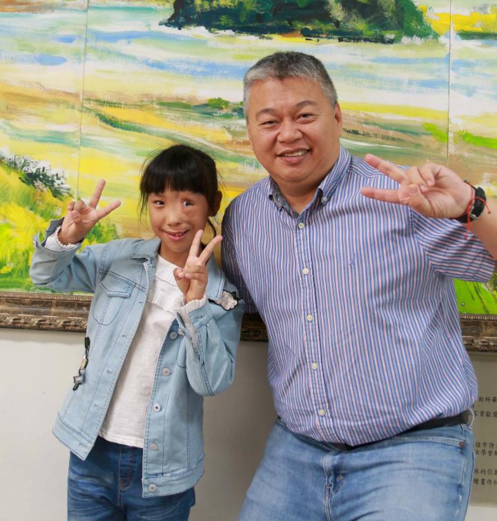 高市鳳山區忠孝國小生許靖唯克服眼疾展現音樂潛能 榮膺2020總統教育獎