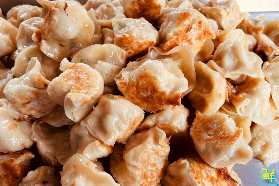 楠梓人的早餐小確幸!金珠一村煎餃專賣 全品項純手工 粉絲直呼~太好吃了