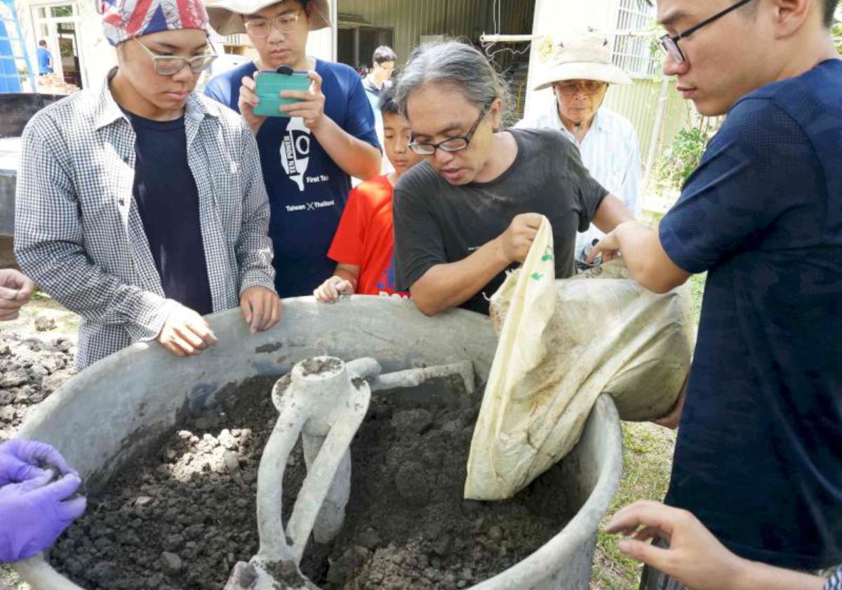 高科大泥火山自然建築工作營 花園修復師孫崇傑現身指導