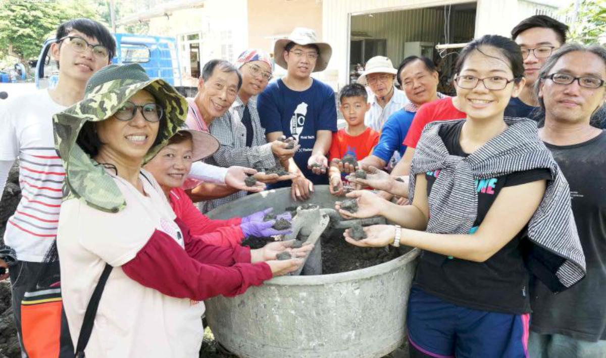 高科大泥火山自然建築工作營 花園修復師孫崇傑現身指導