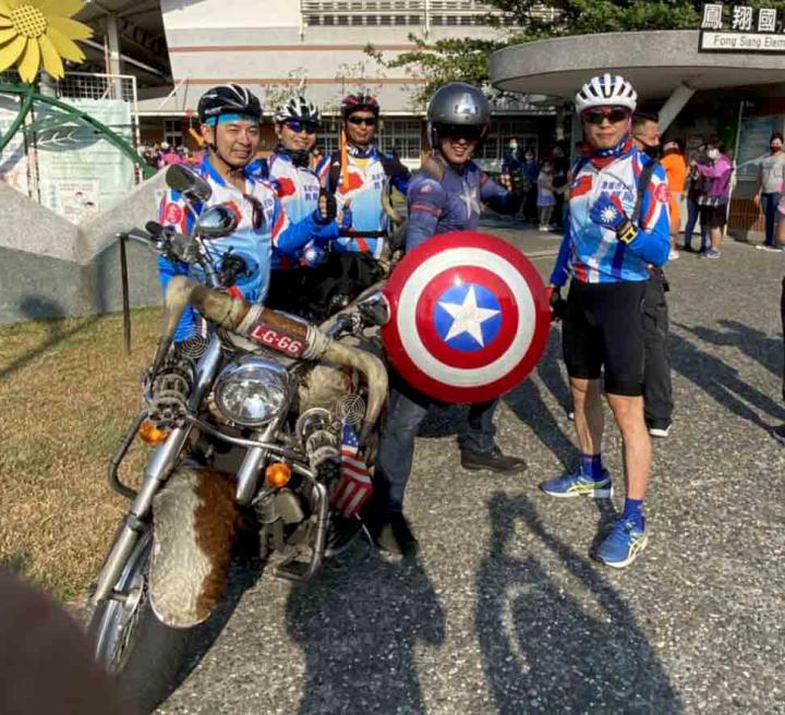 高市鳳翔國小、中山國小75生 騎單車前進墾丁鵝鑾鼻燈塔慶畢業