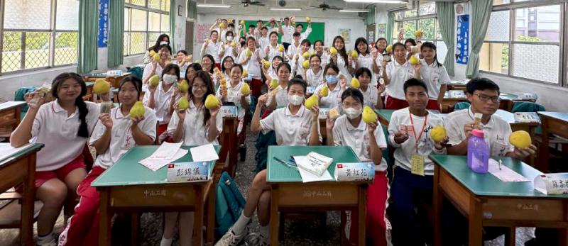 僑委會112年首推產攜合作僑生專班技高端頂尖獎學金 中山工商25人各獲15萬元