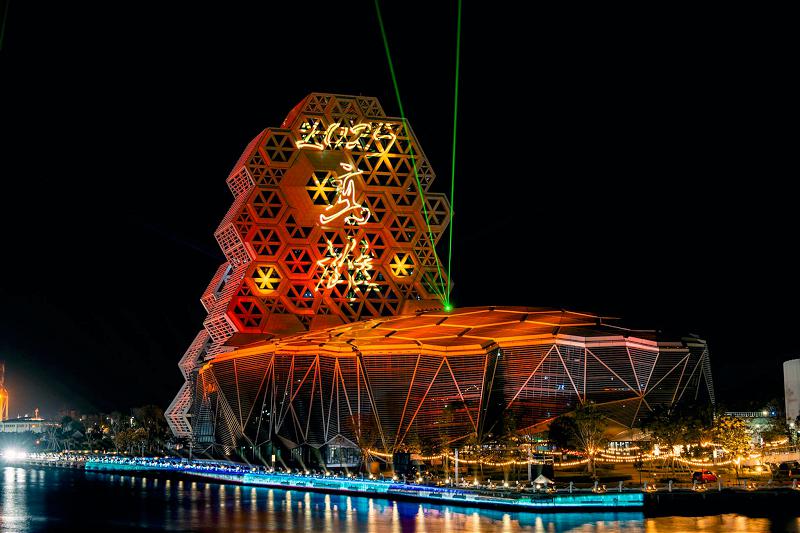 2025高雄冬日遊樂園日本人氣IP現身愛河灣 高流同步推舞吉派對燈光展演