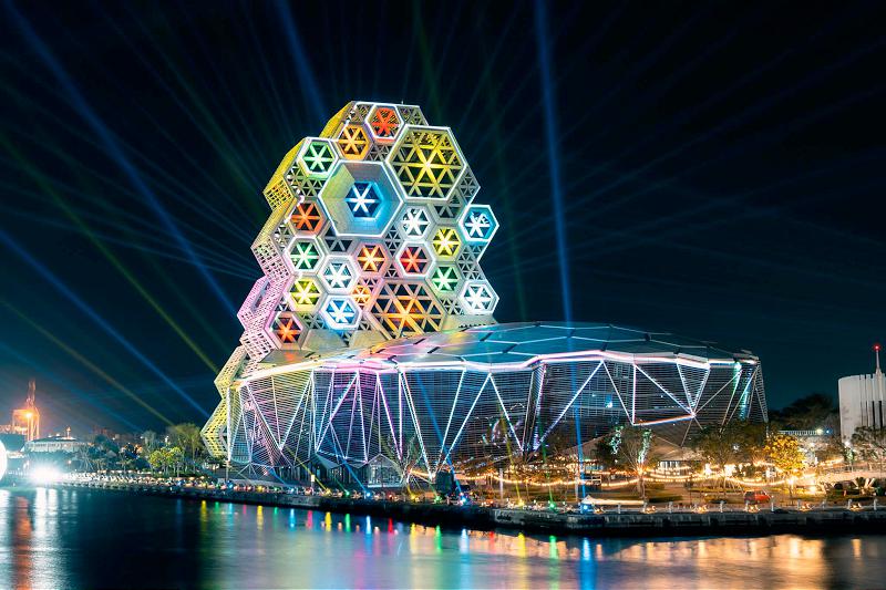 2025高雄冬日遊樂園日本人氣IP現身愛河灣 高流同步推舞吉派對燈光展演