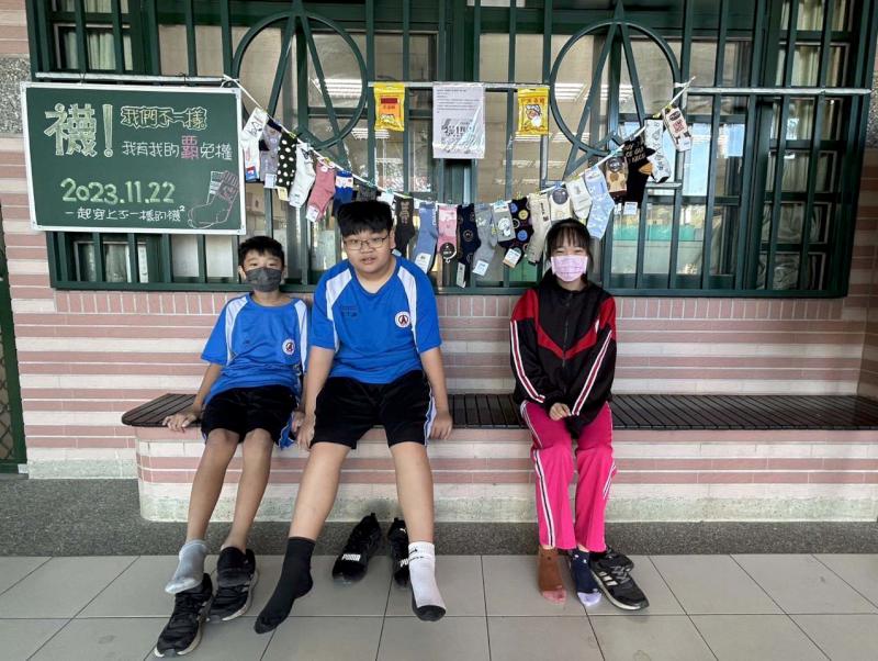 高市燕巢國中師生穿上不對稱襪子 同理個體不同響應兒福聯盟反霸凌月