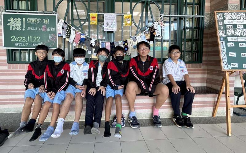 高市燕巢國中師生穿上不對稱襪子 同理個體不同響應兒福聯盟反霸凌月