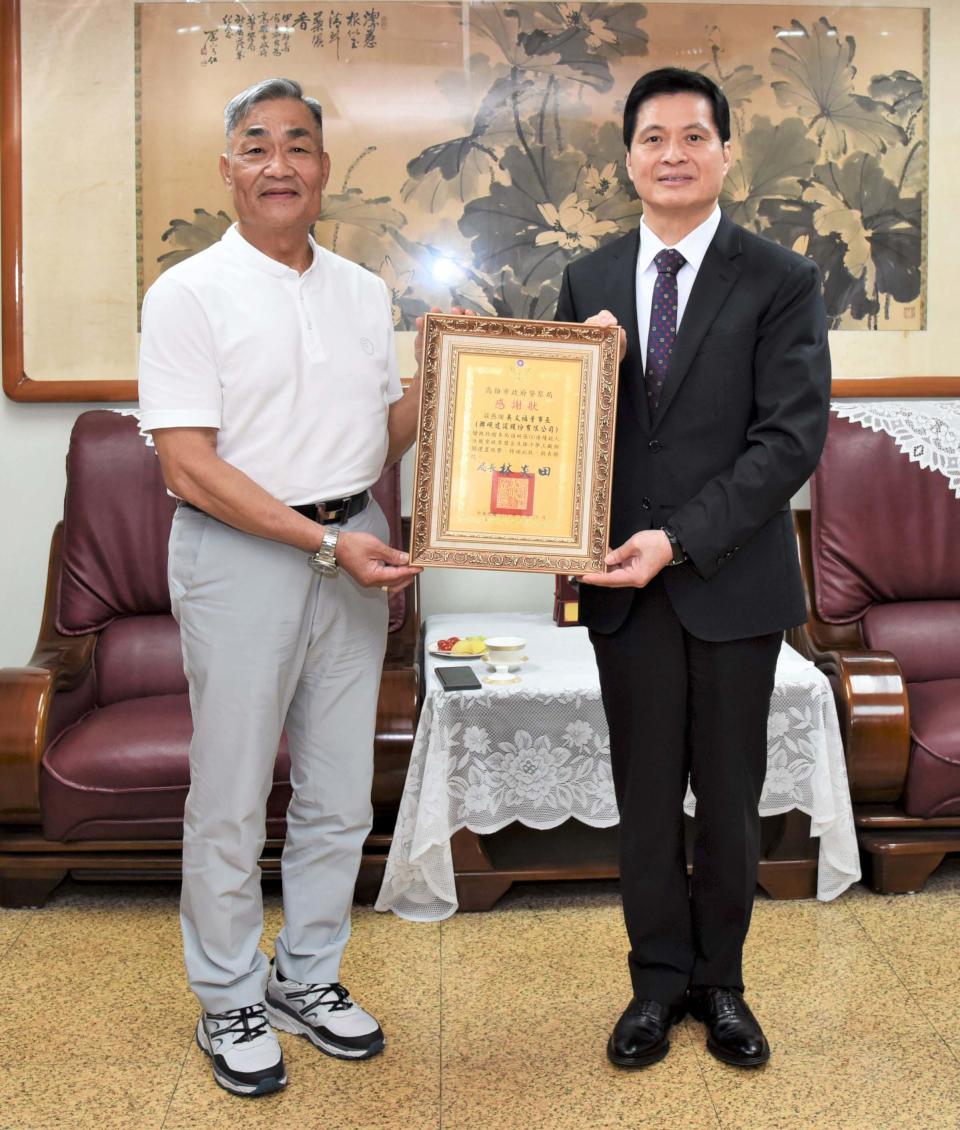 建商捐資高市警局30萬元挹注健身中心經費 同步頒破案獎勵金激勵員警士氣