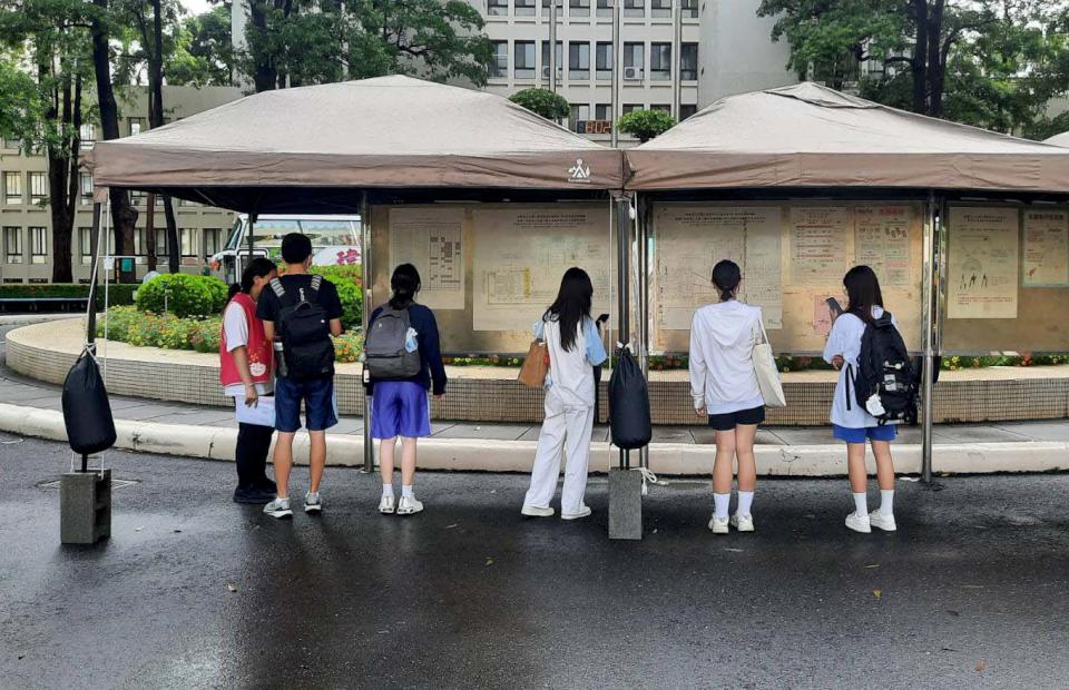 114學年度分科測驗首日高雄一考區340缺考 高師大行政團隊慰勉試務人員打氣考生