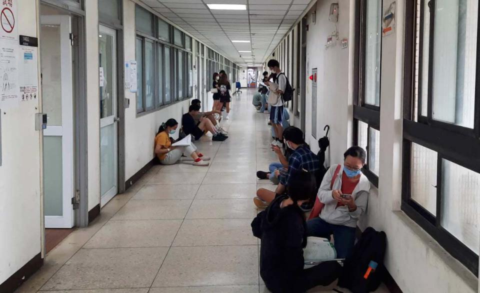 114學年度分科測驗首日高雄一考區340缺考 高師大行政團隊慰勉試務人員打氣考生