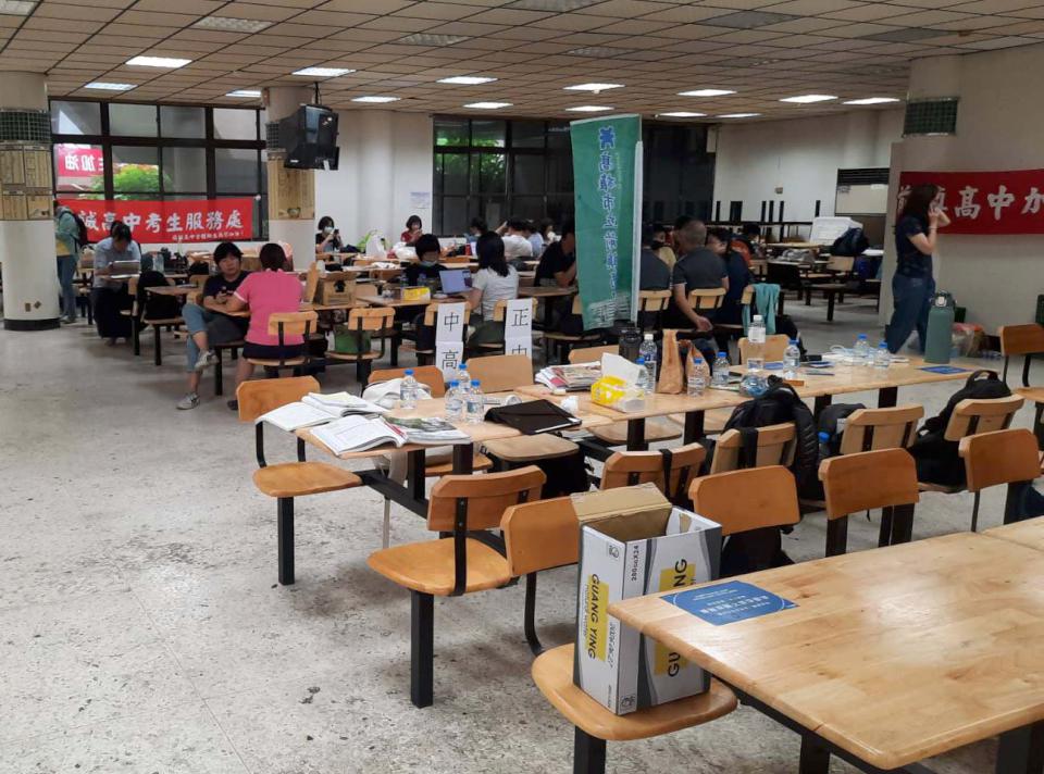 114學年度分科測驗首日高雄一考區340缺考 高師大行政團隊慰勉試務人員打氣考生