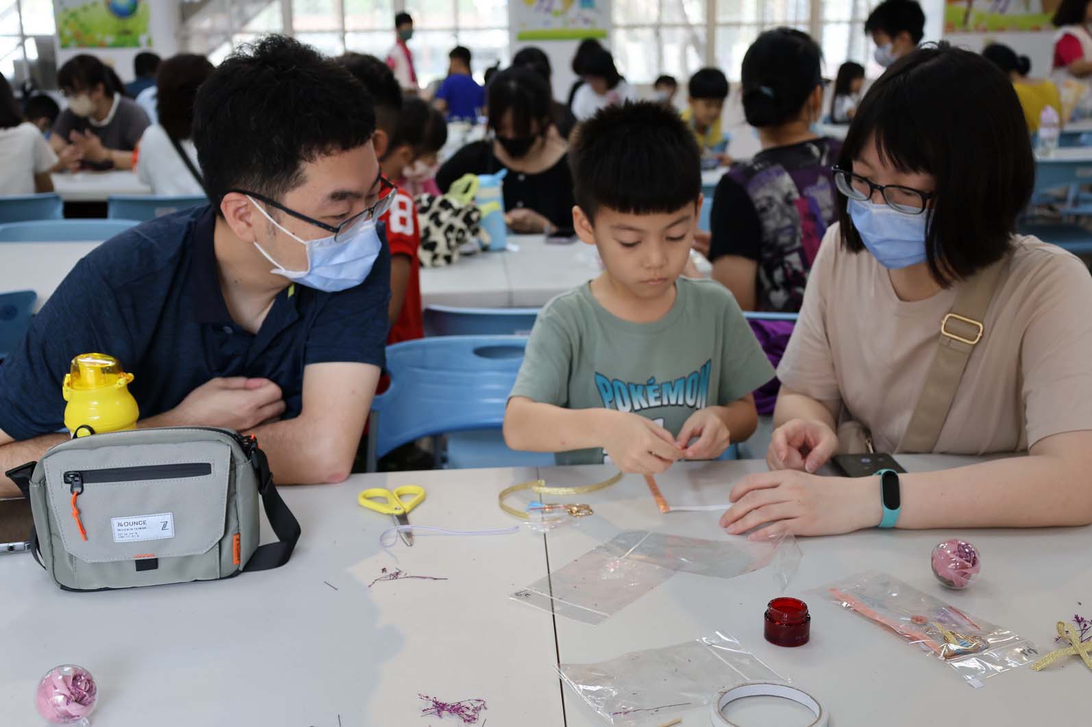 社教館攜手鹽埕社教站前進鹽埕國小 邀吳佳樺逾百名親子手作永生乾燥花鑰匙圈