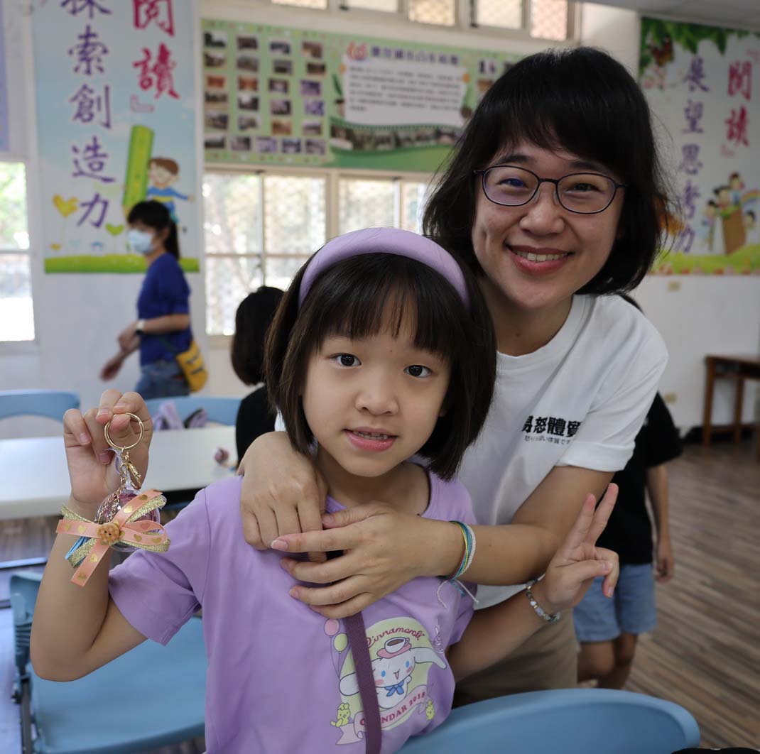 社教館攜手鹽埕社教站前進鹽埕國小 邀吳佳樺逾百名親子手作永生乾燥花鑰匙圈