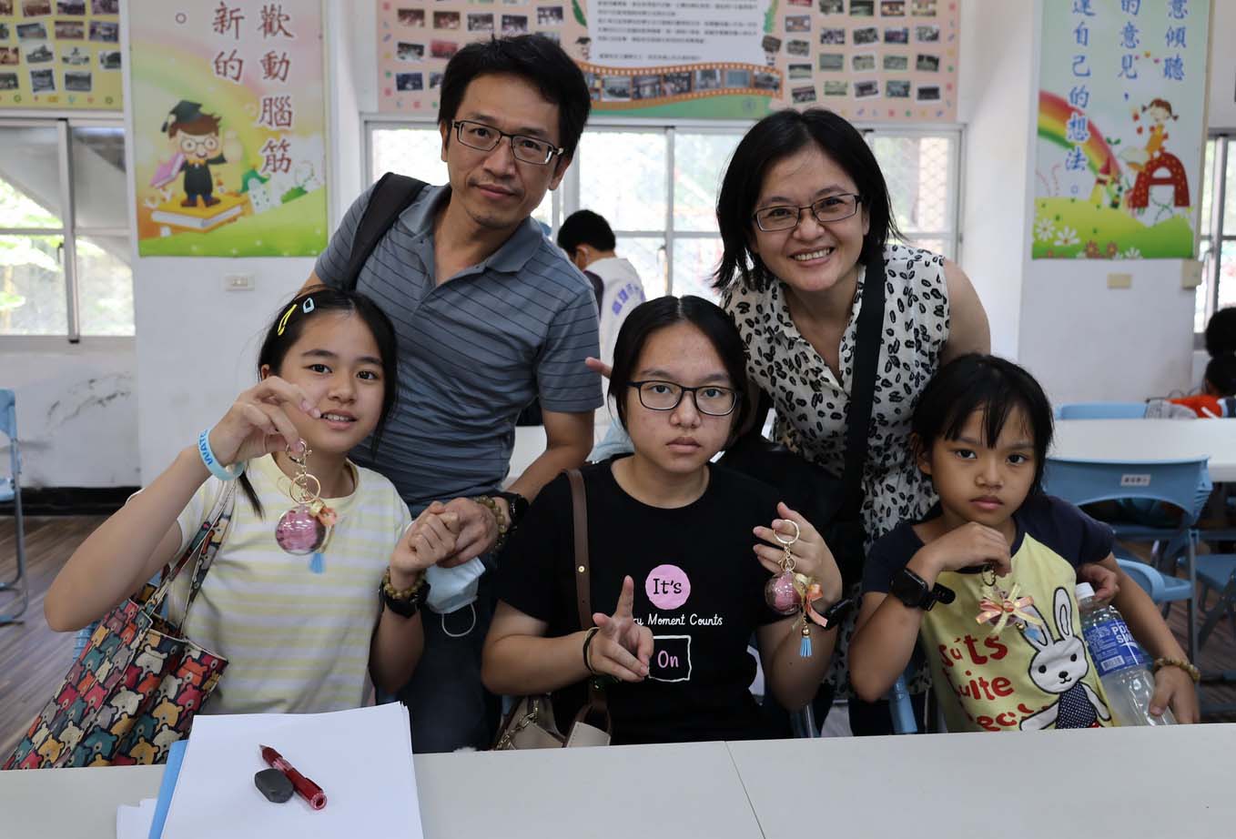 社教館攜手鹽埕社教站前進鹽埕國小 邀吳佳樺逾百名親子手作永生乾燥花鑰匙圈