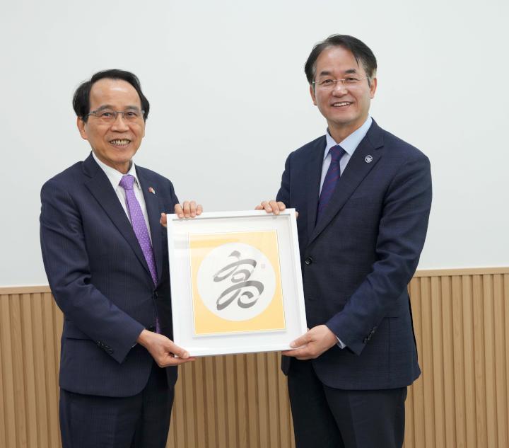 高市府參走訪韓國高陽市花博會、展覽中心、汽車龍頭工作室 盼深化合作交流