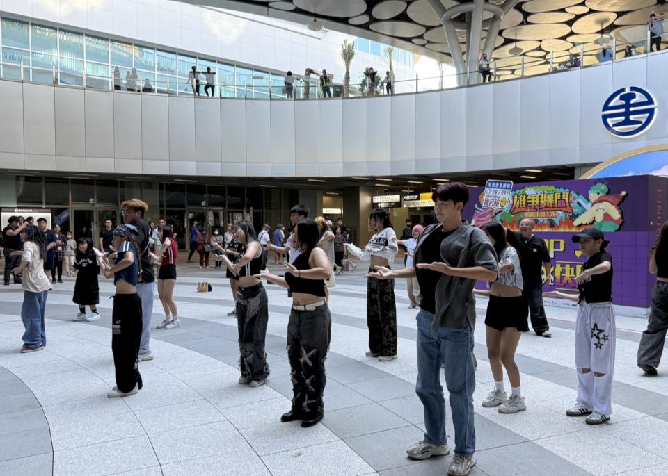 青年局K-POP快閃台鐵高雄車站 造勢加溫2025雄爭舞鬥國際街舞大賽