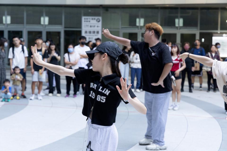 青年局K-POP快閃台鐵高雄車站 造勢加溫2025雄爭舞鬥國際街舞大賽