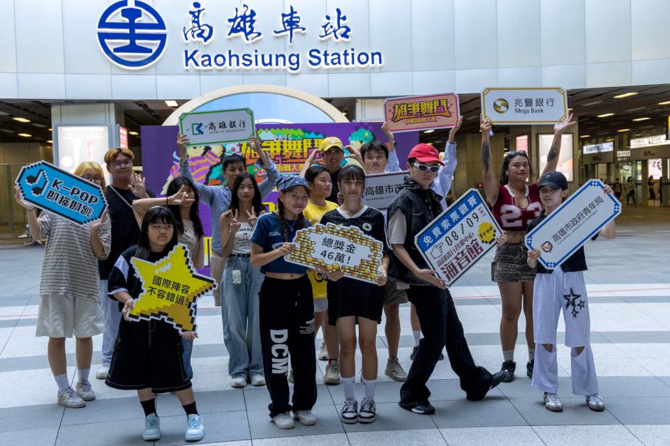 青年局K-POP快閃台鐵高雄車站 造勢加溫2025雄爭舞鬥國際街舞大賽