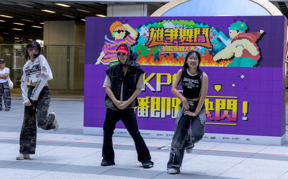 青年局K-POP快閃台鐵高雄車站 造勢加溫2025雄爭舞鬥國際街舞大賽