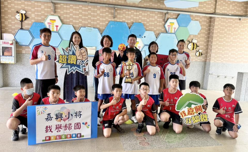 高市4校代表隊世界盃青少年沙灘巧固球奪冠 教局贈金獎勵選手表現