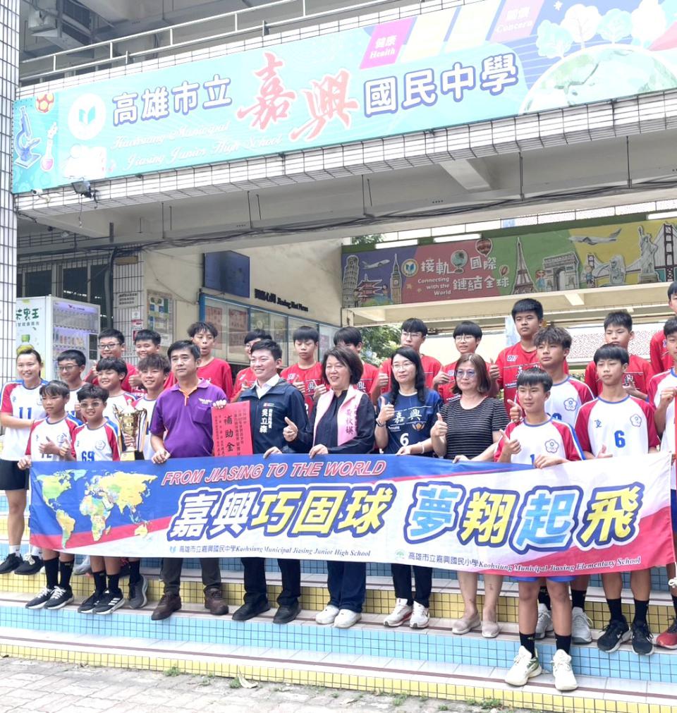 高市4校代表隊世界盃青少年沙灘巧固球奪冠 教局贈金獎勵選手表現
