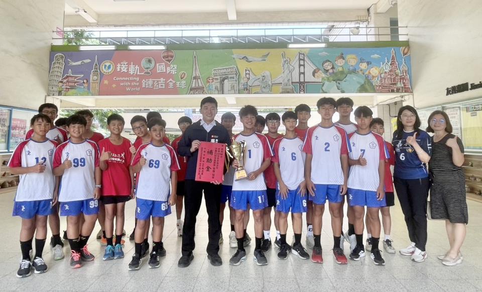 高市4校代表隊世界盃青少年沙灘巧固球奪冠 教局贈金獎勵選手表現