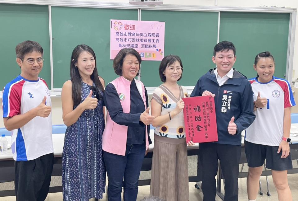 高市4校代表隊世界盃青少年沙灘巧固球奪冠 教局贈金獎勵選手表現