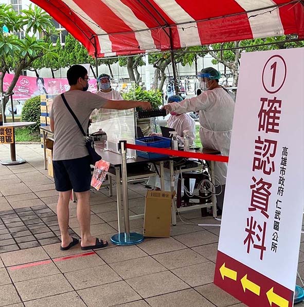 高市防疫關懷包得來速上路首日逾2900人領取 陳其邁：成效不錯