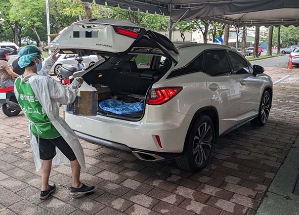 高市防疫關懷包得來速上路首日逾2900人領取 陳其邁：成效不錯