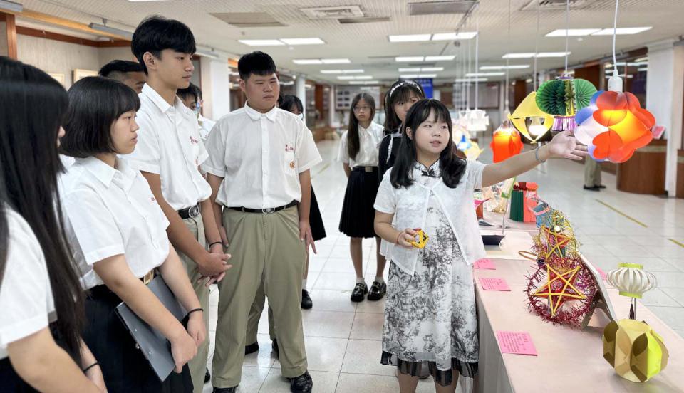 高市中山工商餐飲等5科中外籍學生前進文史館 展跨域美感教育成果